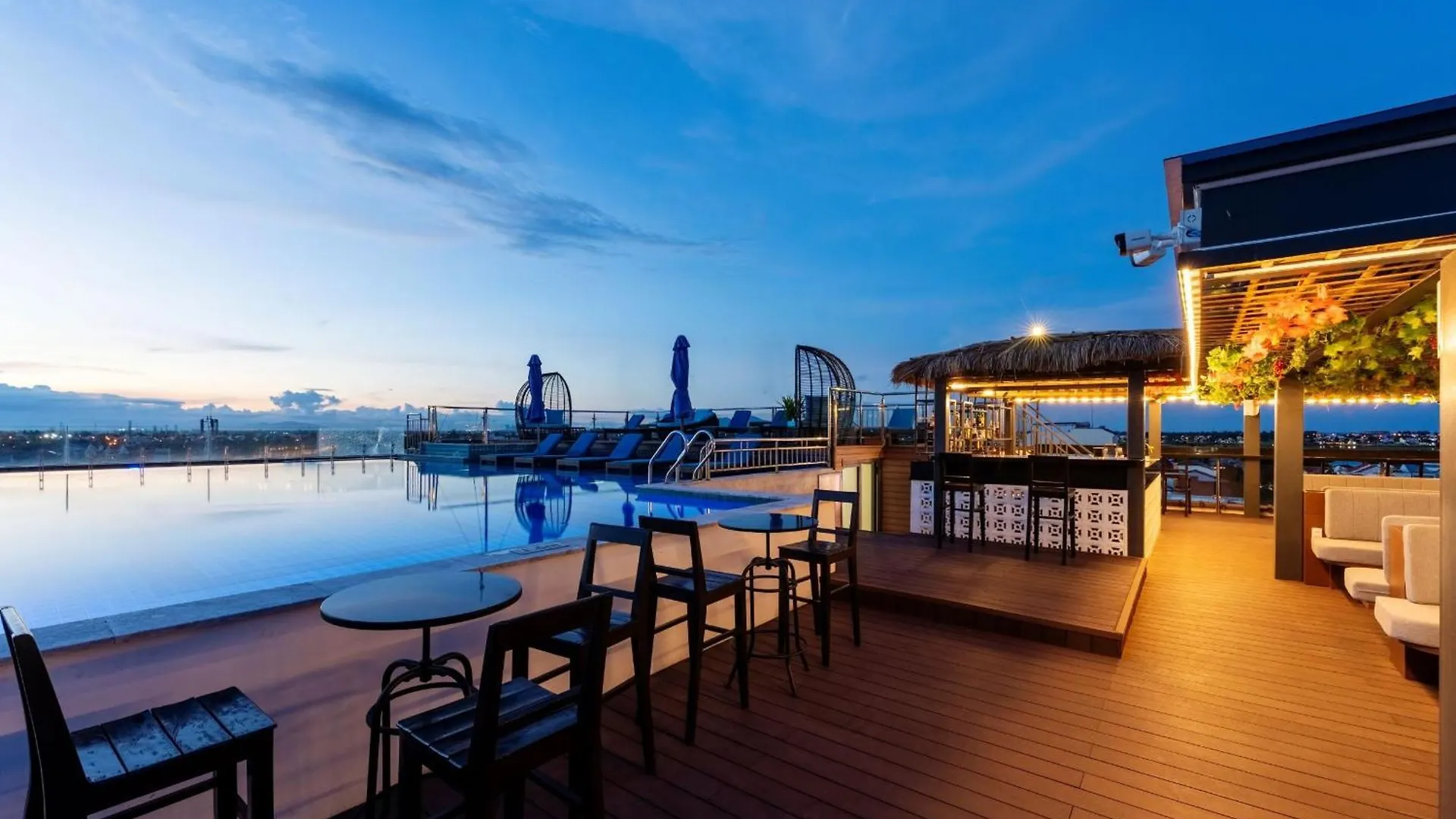 Qualia De Hotel Hoi An - Rooftop Bar City View Vietnam